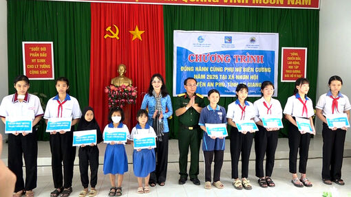 Trao sinh kế, học bổng cho phụ nữ và học sinh nghèo xã Nhơn Hội