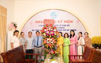 Chủ tịch UBND tỉnh An Giang Hồ Văn Mừng chúc mừng Hội Liên hiệp Phụ nữ tỉnh nhân Ngày Quốc tế Phụ nữ (8/3)