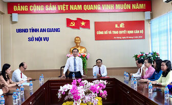 Sở Nội vụ An Giang công bố và trao quyết định công tác cán bộ