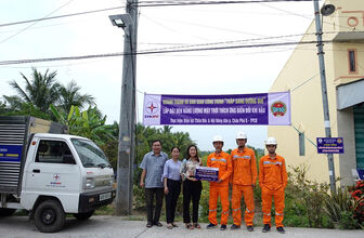 “Thắp sáng đường quê” mang ánh sáng cho bà con TP. Châu Đốc