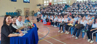 Tọa đàm chăm sóc sức khỏe phụ nữ cho học sinh và giáo viên