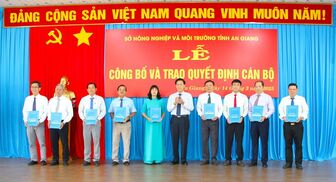 Sở Nông nghiệp và Môi trường trao quyết định 93 cán bộ lãnh đạo quản lý