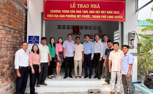 TP. Long Xuyên bàn giao nhà thuộc chương trình “Xóa nhà tạm, nhà dột nát”