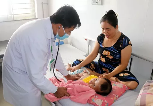 "Đi từng ngõ, gõ từng nhà" để đảm bảo trẻ em được tiêm vaccine sởi