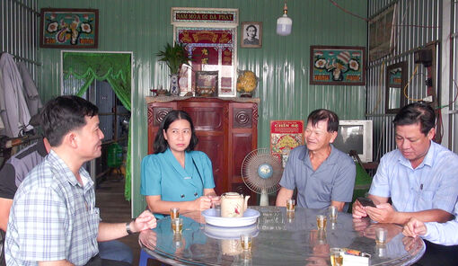 Lãnh đạo TX. Tân Châu khảo sát tình hình cất nhà cho hộ nghèo, thuộc chương trình “xóa nhà tạm, nhà dột nát”