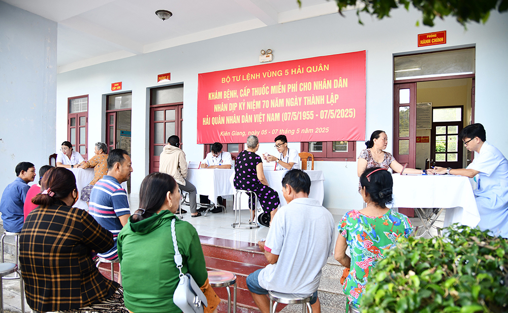 Vùng 5 Hải quân khám bệnh, cấp thuốc miễn phí cho hơn 300 người dân TP. Phú Quốc