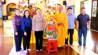 Lãnh đạo TX. Tịnh Biên chúc mừng Đại lễ Phật đản năm 2025