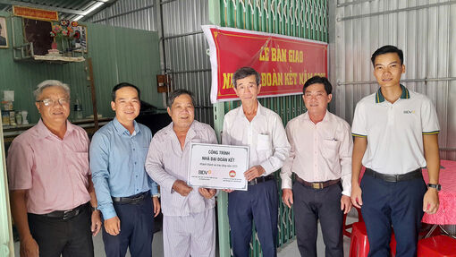 Bàn giao 10 căn nhà Đại đoàn kết tại huyện Phú Tân