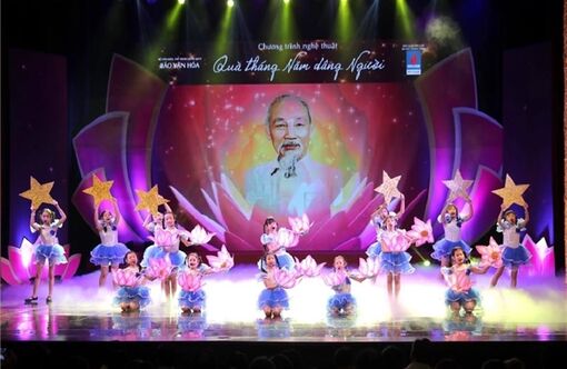 Chương trình nghệ thuật đặc biệt 'Quà tháng 5 dâng Người'