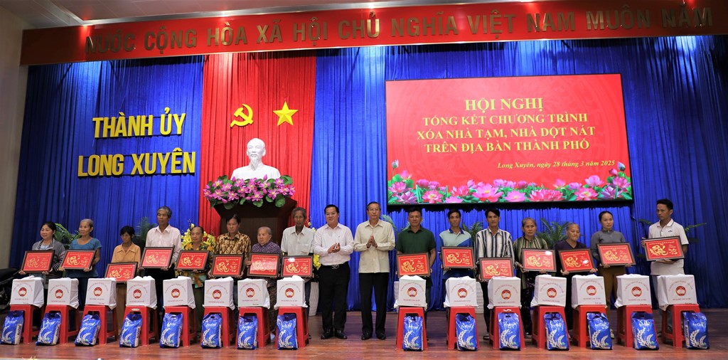 Xóa nhà tạm, nhà dột nát - quyết tâm và khát vọng