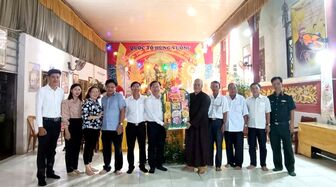 Chủ tịch Ủy ban nhân dân huyện An Phú chúc mừng Đại lễ Phật đản