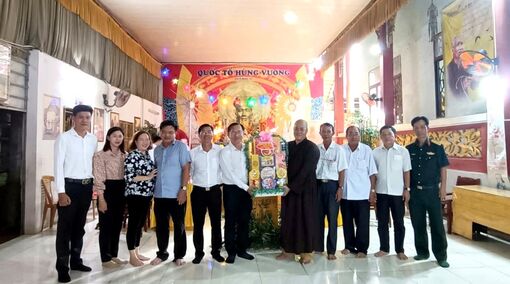 Chủ tịch Ủy ban nhân dân huyện An Phú chúc mừng Đại lễ Phật đản