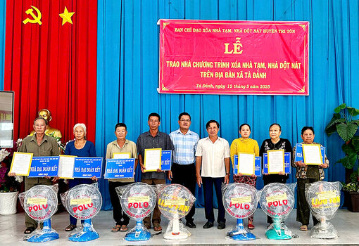 Lễ bàn giao nhà thuộc Chương trình xóa nhà tạm, nhà dột nát tại xã Tà Đảnh