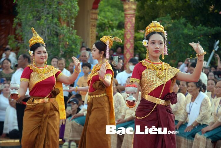 Gìn giữ nét đẹp trang phục​ truyền thống Khmer