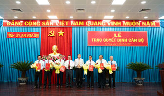 Trao quyết định cán bộ thuộc diện Ban Thường vụ Tỉnh ủy An Giang quản lý