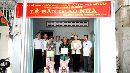 Bàn giao 2 căn nhà cho hộ nghèo, cận nghèo tại phường Nhà Bàng