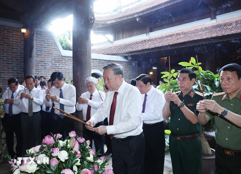 Tổng Bí thư Tô Lâm dâng hương tưởng nhớ Chủ tịch Hồ Chí Minh tại Nghệ An