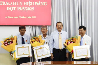 Ban Thường vụ Đảng ủy Các cơ quan Đảng tỉnh An Giang trao Huy hiệu Đảng đợt 19/5
