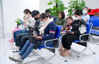 Bộ Y tế khuyến cáo người dân đeo khẩu trang nơi công cộng để phòng COVID-19