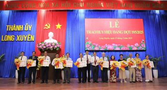 Thành ủy Long Xuyên trao Huy hiệu Đảng đợt 19/5