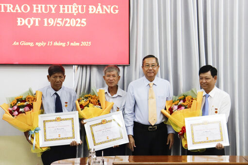 Ban Thường vụ Đảng ủy Các cơ quan Đảng tỉnh An Giang trao Huy hiệu Đảng đợt 19/5