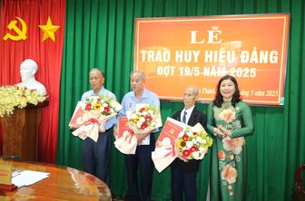 Ban Thường vụ Huyện ủy Châu Thành trao Huy hiệu Đảng đợt 19/5