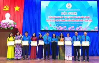 Liên đoàn Lao động TP. Long Xuyên biểu dương điển hình tiên tiến học tập và làm theo Bác