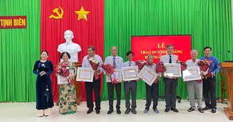 Thị ủy Tịnh Biên trao Huy hiệu Đảng đợt 19/5