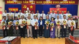 Thoại Sơn trao tặng Huy hiệu Đảng đợt 19/5