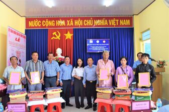 Vĩnh Thành bàn giao 11 căn nhà Đại đoàn kết