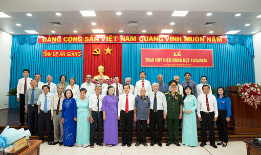 Ban Thường vụ Tỉnh ủy An Giang trao Huy hiệu Đảng đợt 19/5