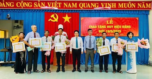 Tri Tôn trao Huy hiệu Đảng đợt 19/5