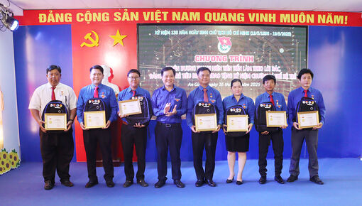 Tuyên dương thanh niên tiên tiến làm theo lời Bác