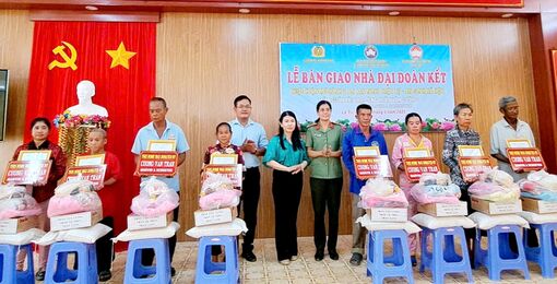 Bàn giao 15 nhà Đại đoàn kết từ mô hình “2 an” cho người dân xã Lê Trì