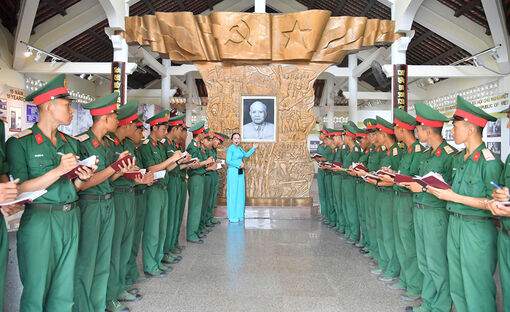 Chiến sĩ mới An Giang báo công Chủ tịch Tôn Đức Thắng