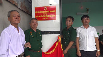 Bàn giao nhà Nghĩa tình Cựu chiến binh ở xã Vọng Đông