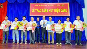 Ban Thường vụ Huyện ủy Châu Phú trao Huy hiệu Đảng đợt 19/5
