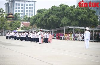 Dòng người xếp hàng vào Lăng viếng Bác trong ngày sinh của Người