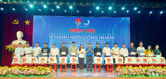 Tỉnh đoàn trao tặng 100 phần quà cho thanh niên công nhân