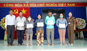 Xã Tân Phú trao hỗ trợ 266 thẻ bảo hiểm y tế cho người dân và học sinh