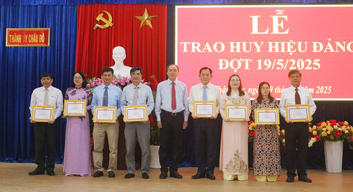 Đảng viên TP. Châu Đốc nhận Huy hiệu Đảng
