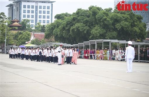 Dòng người xếp hàng vào Lăng viếng Bác trong ngày sinh của Người