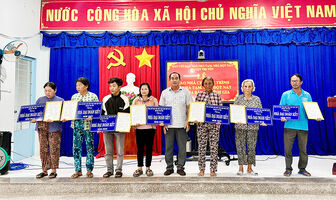 Bàn giao nhà thuộc chương trình xóa nhà tạm, nhà dột nát tại xã Vĩnh Gia