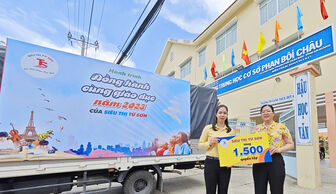 Chuyến xe đồng hành cùng giáo dục của Siêu thị Tứ Sơn