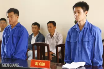 Lãnh án tù vì tàng trữ, lưu hành tiền giả