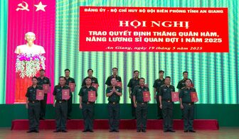Trao quyết định thăng quân hàm, nâng lương sĩ quan Biên phòng An Giang