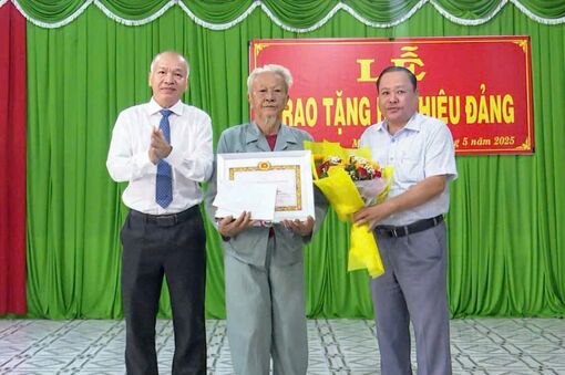 Trao Huy hiệu 60 năm tuổi Đảng cho đảng viên Lê Văn Đước