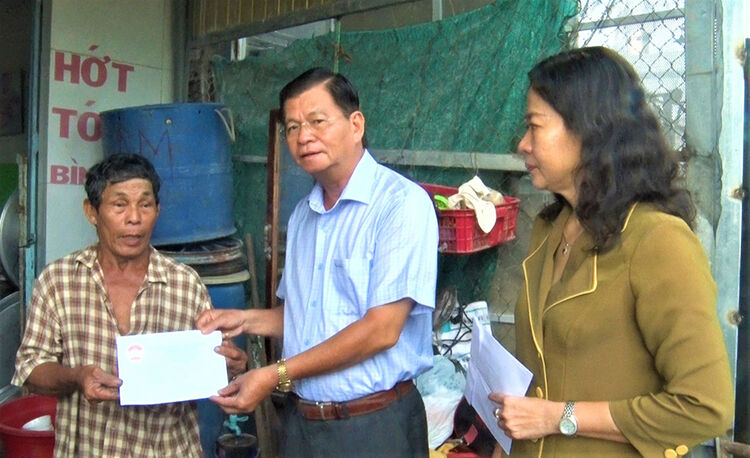 Lãnh đạo TP. Long Xuyên thăm, động viên, trao hỗ trợ cho gia đình bị hỏa hoạn tại phường Mỹ Bình