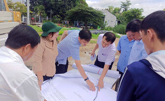 Chủ tịch UBND huyện Phú Tân kiểm tra tiến độ thi công các công trình trọng điểm