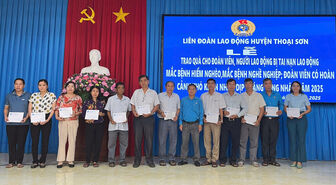 Liên đoàn Lao động huyện Thoại Sơn trao quà cho đoàn viên hoàn cảnh khó khăn